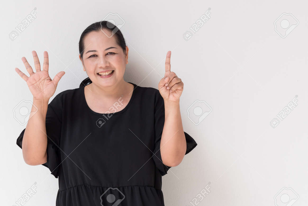 幸せ 笑みを浮かべて女性 6 指カウント手話 中年モデルを指しています の写真素材 画像素材 Image 幸せ 笑みを浮かべて女性 6 指カウント手話 中年モデルを指しています の写真素材 画像素材 Image