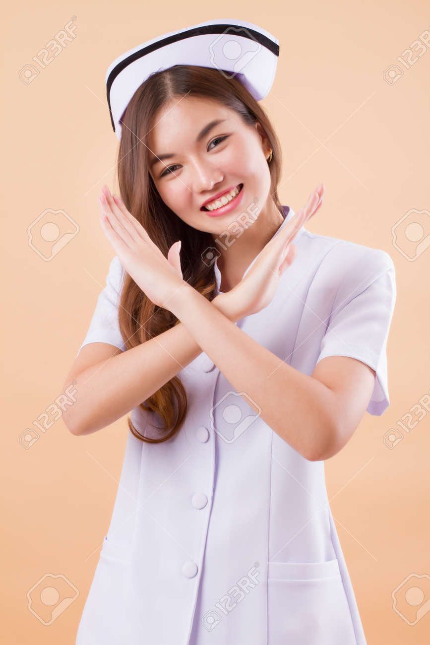 腕を交差 ノーという優しいナース の写真素材 画像素材 Image