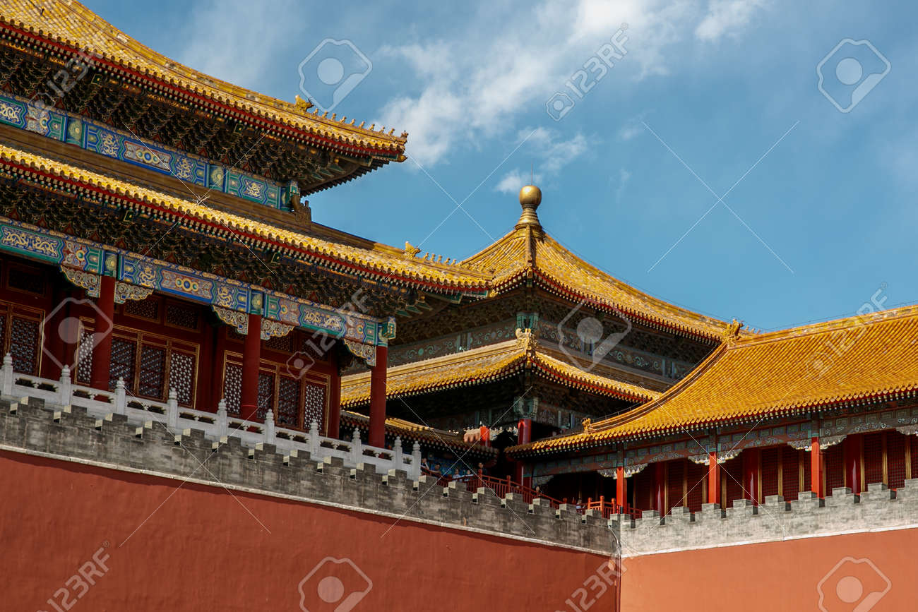 traditional chinese architectural roof with animals immortal