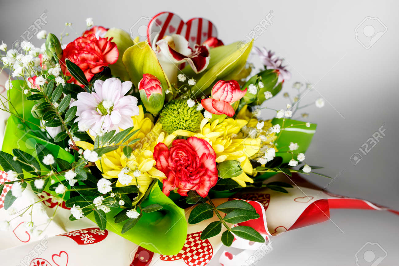 Gros Plan De Bouquet De Fleurs De Printemps Coloré Sur Fond Blanc Roses Rouges Marguerites Blanches Vue De Côté
