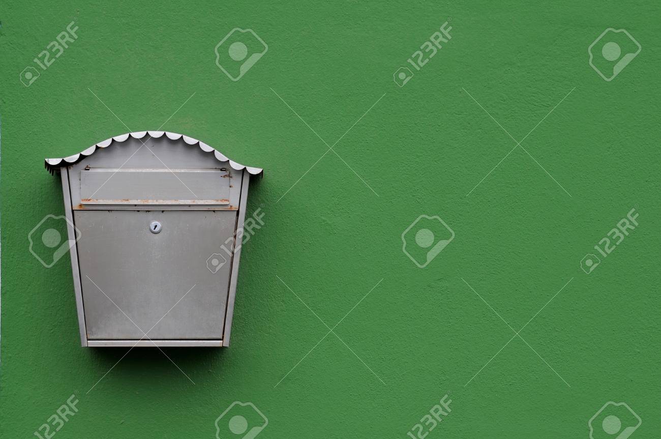 El Buzon De Correo En La Pared Verde Fotos Retratos Imagenes Y