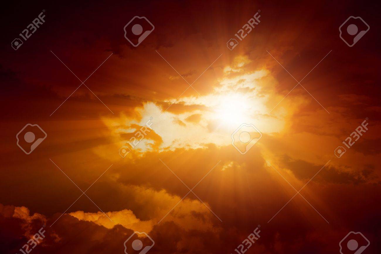 雲を照らす抽象的な太陽の光線 美しい空を照らす雲を照らす太陽の光 の写真素材 今すぐ編集 1013711122