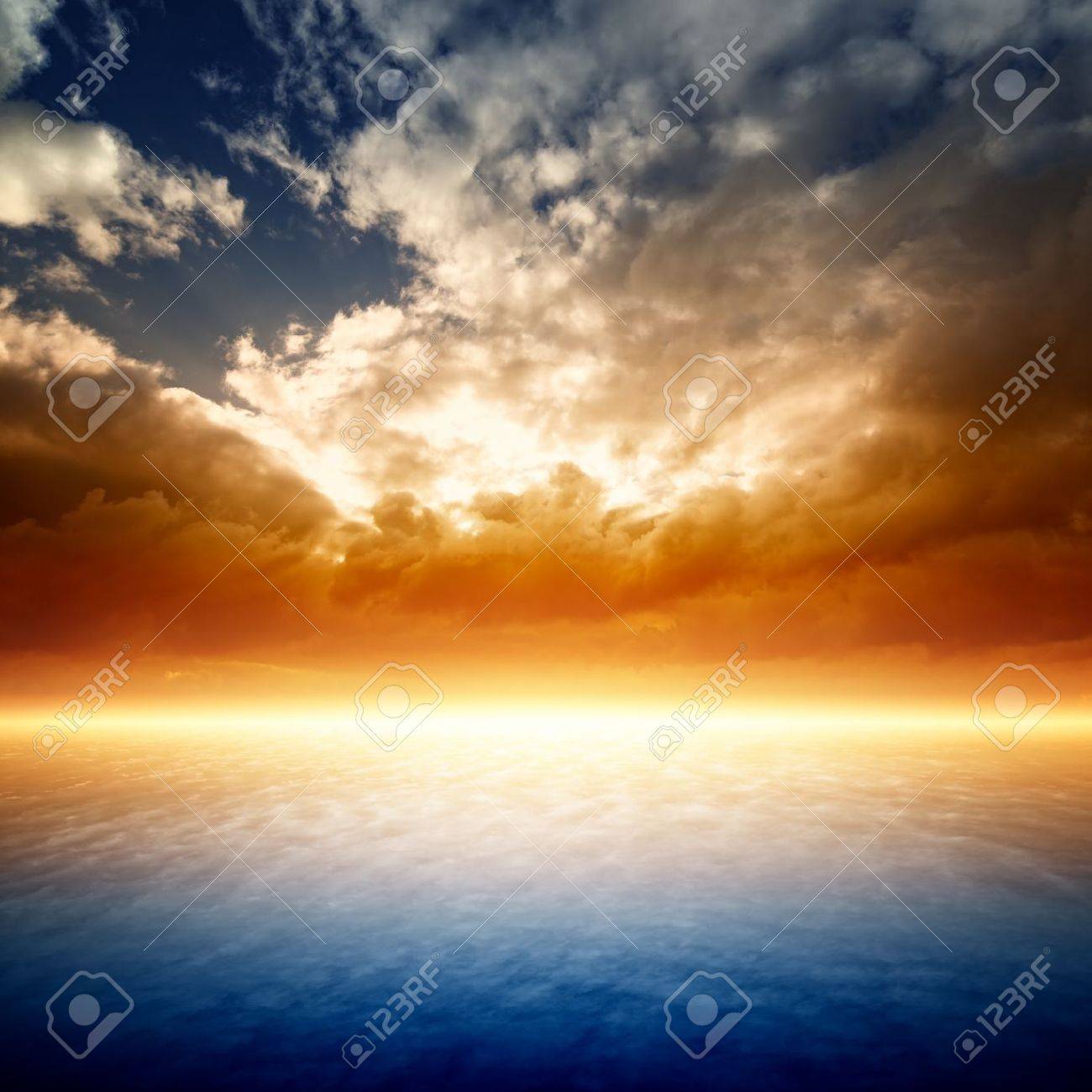 幻想的な夕日 水平線から明るい光 の写真素材 画像素材 Image