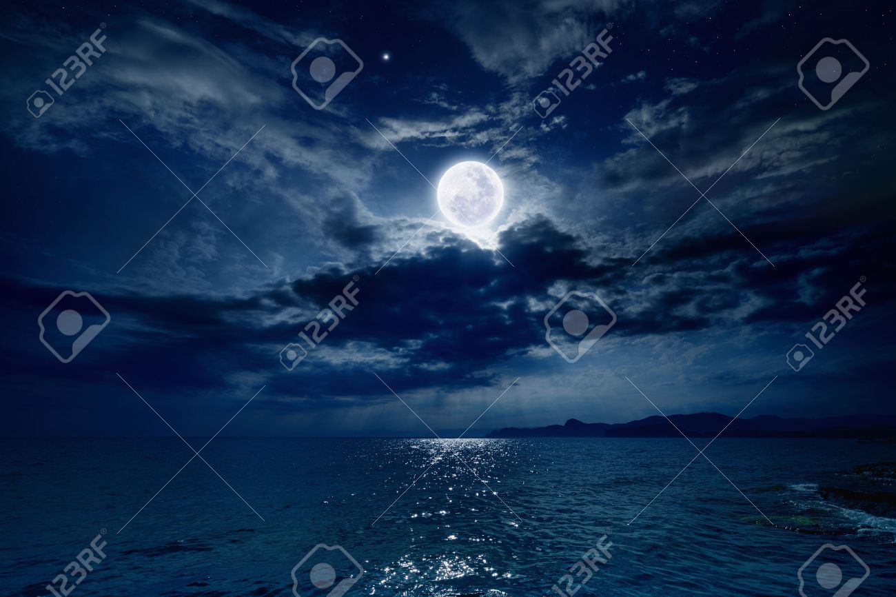 Cielo Nocturno Con La Luna Llena Y La Reflexion En El Mar Las