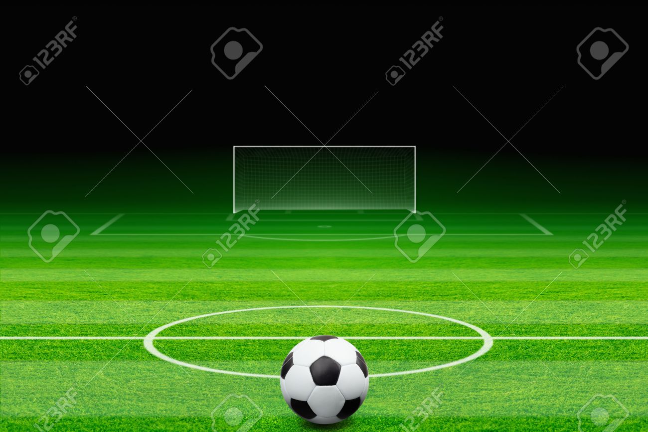 スポーツの背景 サッカー ボール 緑のサッカー場 夜サッカー ゴール サッカー スタジアム の写真素材 画像素材 Image