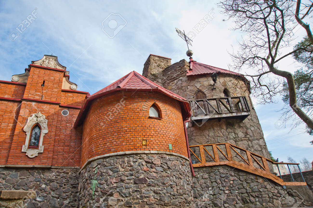 古くて美しい城 ロック レンガの壁に木製のドア の写真素材 画像素材 Image