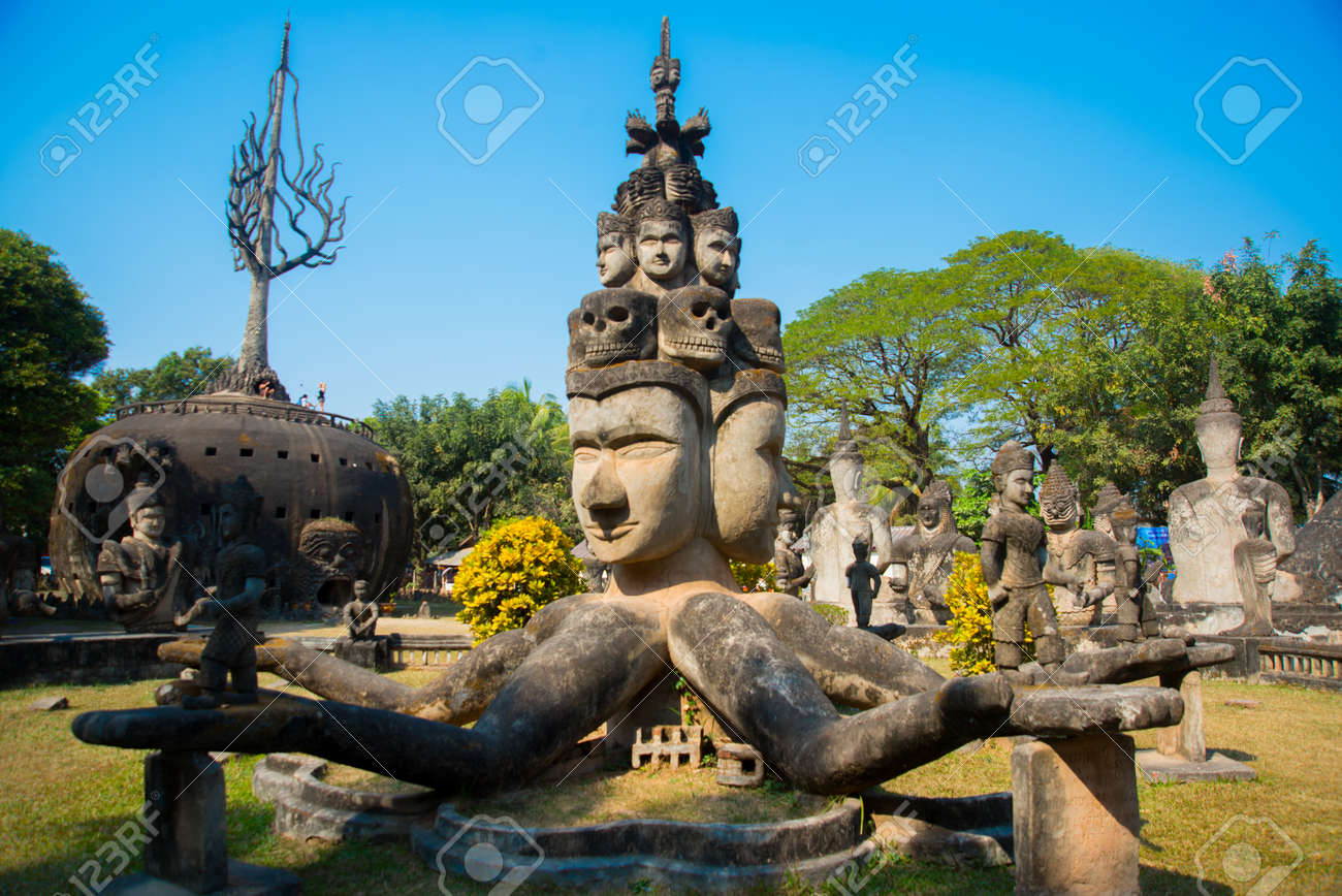 ラオスの首都で怖いと神秘的な彫刻がたくさんいる巨大な公園 の写真 店舗限定品 仏像 木彫 窟仏 ラオス 工芸品