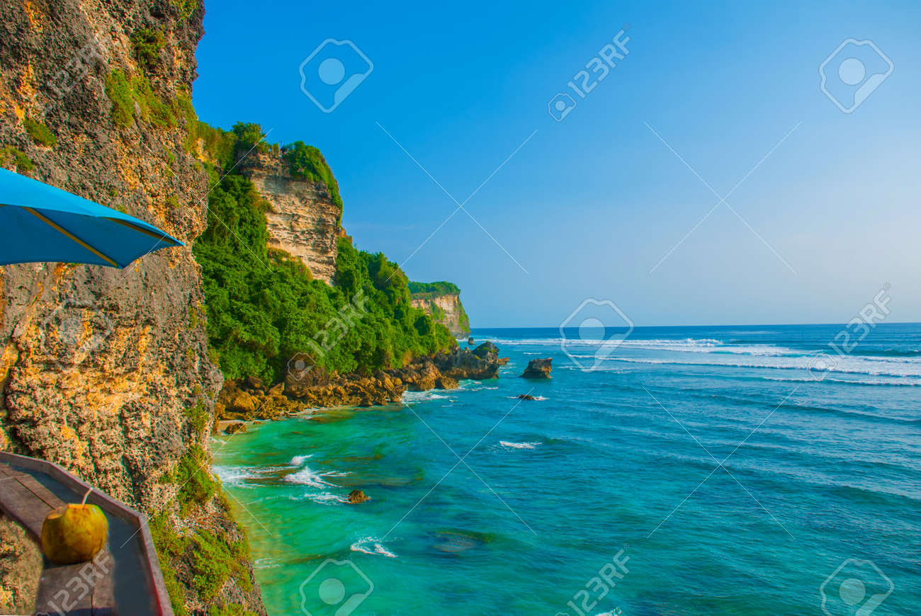 崖とインドネシアのバリ島で海の美しい景色 ウルワツ パンタイ Suluban の写真素材 画像素材 Image 崖とインドネシアのバリ島で海の美しい景色 ウルワツ パンタイ Suluban の写真素材 画像素材 Image