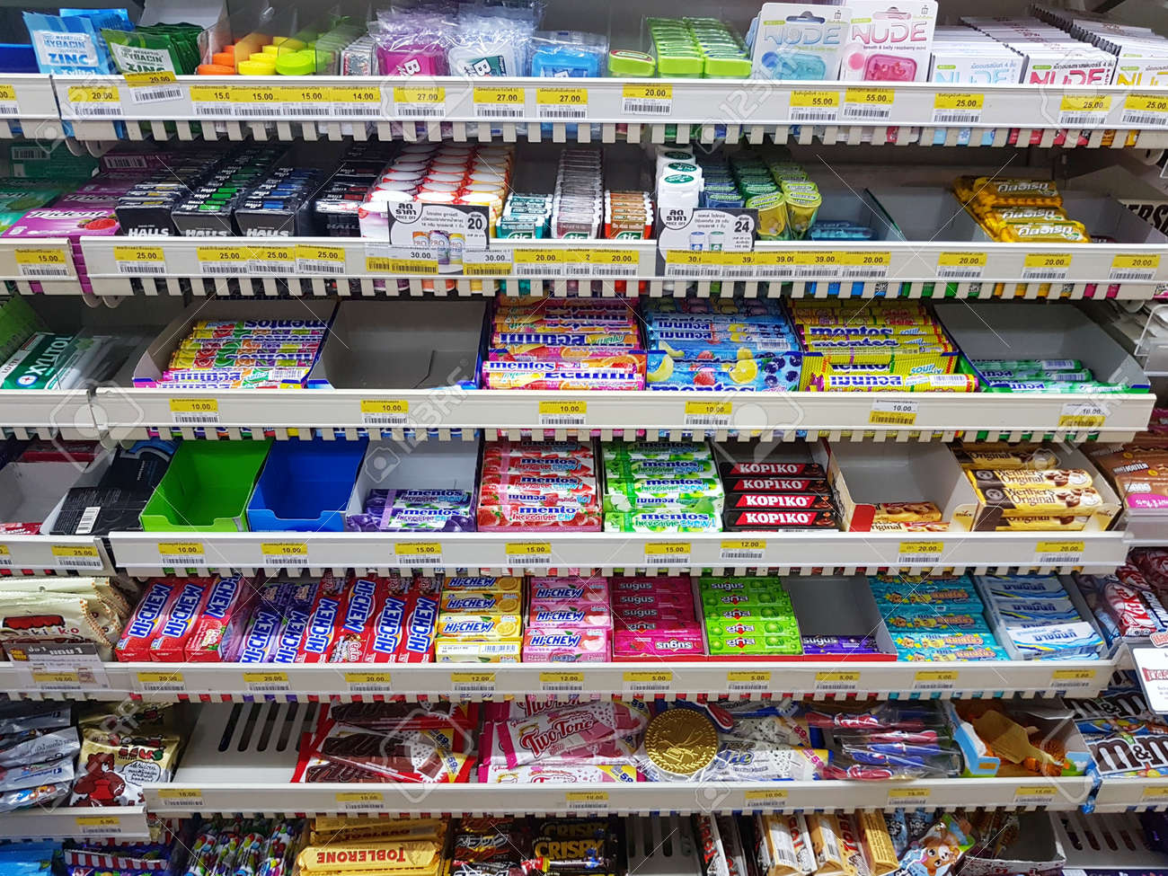 Chiang Rai Thailand 26 November Verschiedene Marke Des Kaugummis In Der Verpackung Fur Verkauf Auf Supermarktstand Oder Regal In Seven Eleven Am 26 November 2016 In Chiang Rai Thailand Lizenzfreie Fotos