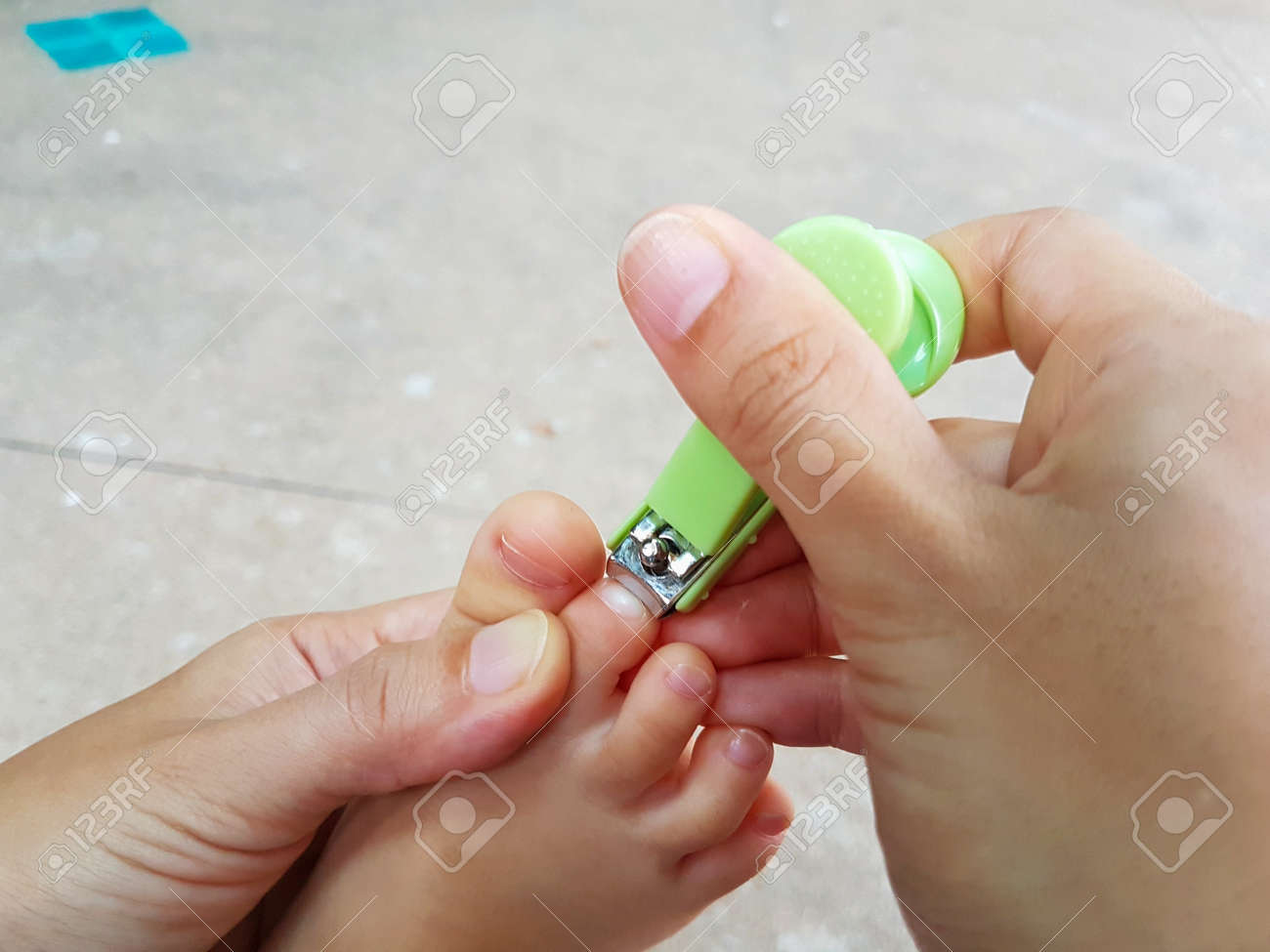 Gros Plan Mère Asiatique Coupure Pied Bébé Ongles à Coupe Ongle Ou Coupe Ongles