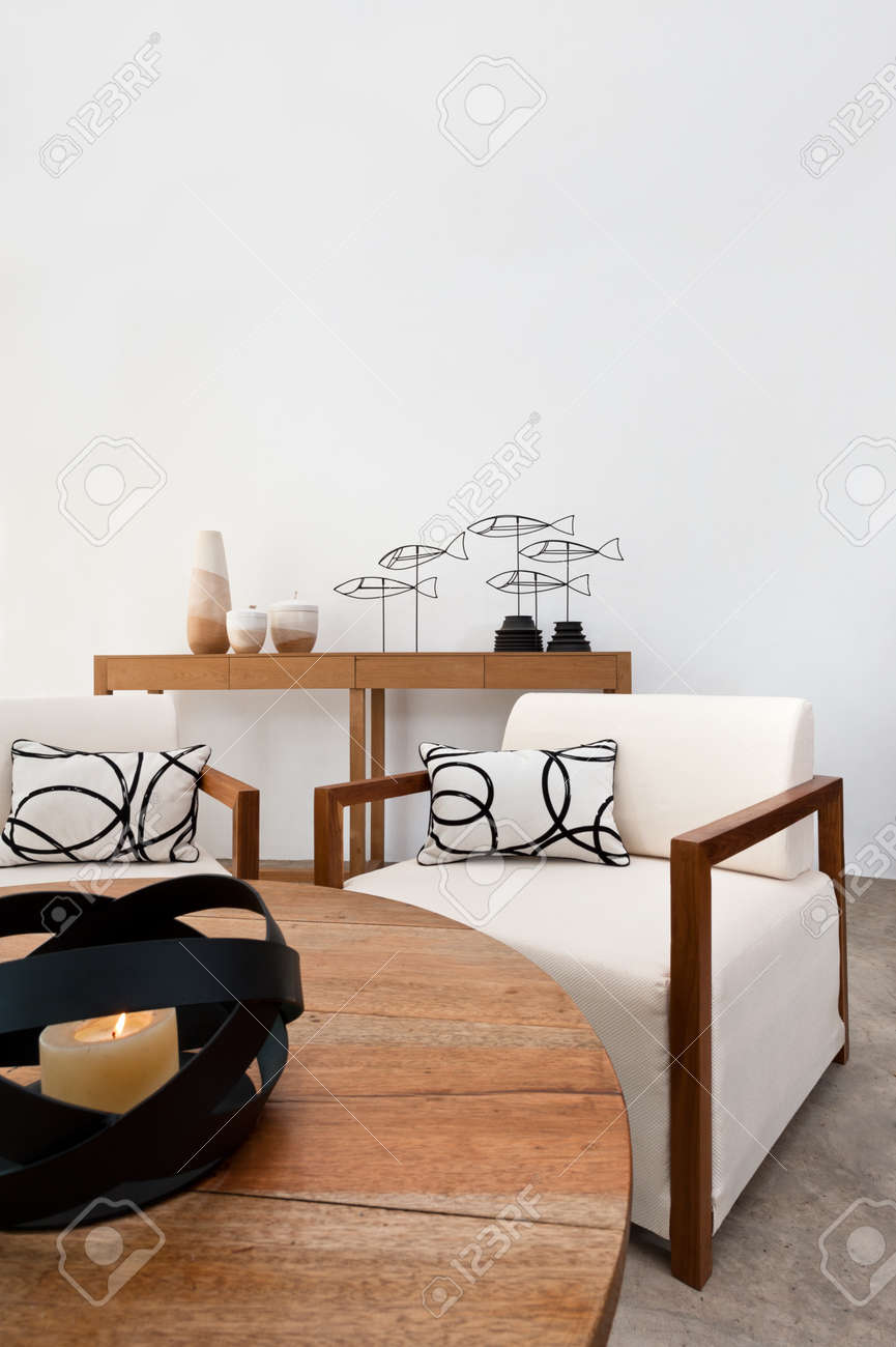 リビング ルームに明るい茶色の白い家具 の写真素材 画像素材 Image