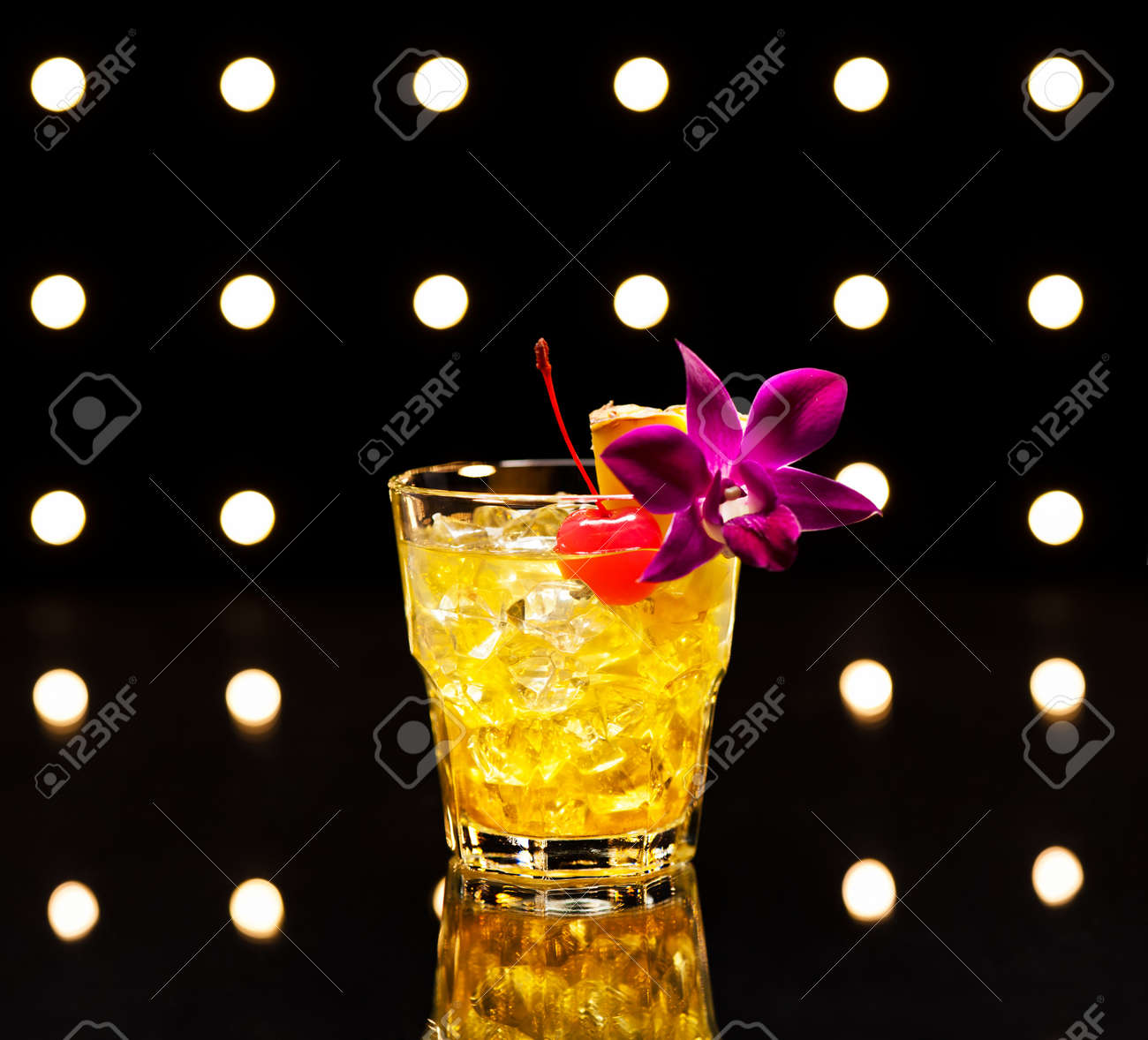 マイタイは この世界 を意味するタヒチ語から変換マイタイはオークランドの 1944 年に開発されたトレーダーヴィックのビクター Bergeron は 一緒にこの素晴らしい飲み物 の写真素材 画像素材 Image