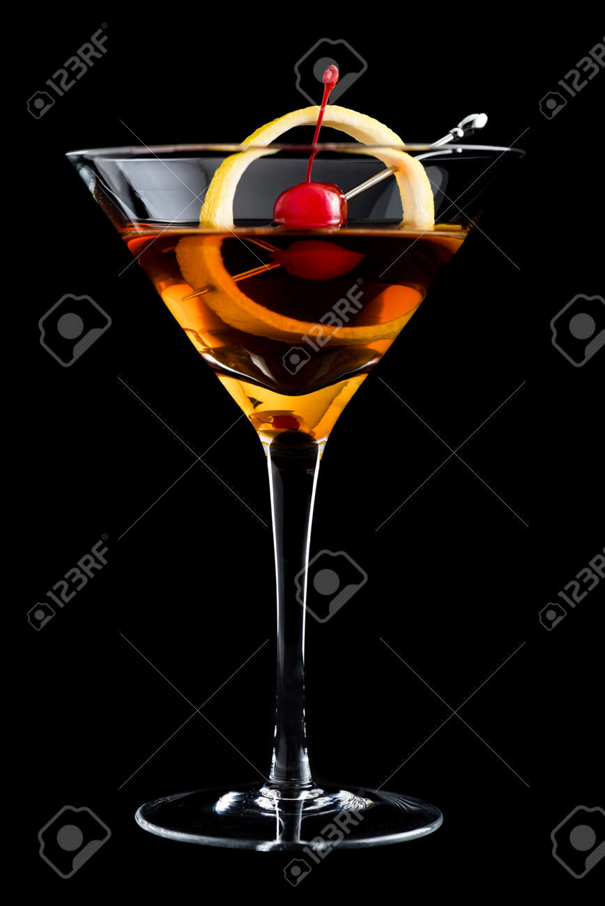 マンハッタン レモンと黒の背景にマラスキーノ チェリー カクテル の写真素材 画像素材 Image