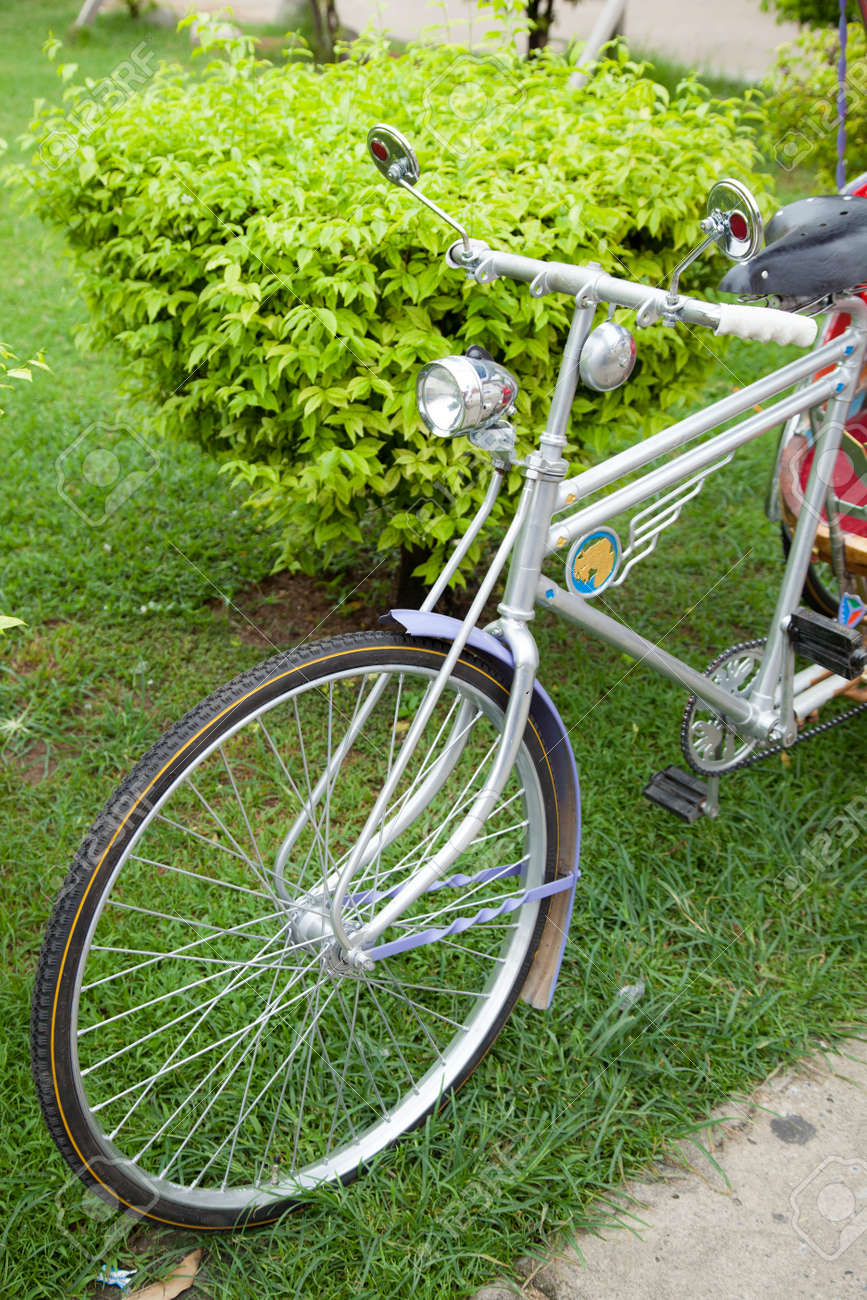 自転車では 前面のライトがあります 大きい車輪が付いているバイクがユニークです の写真素材 画像素材 Image