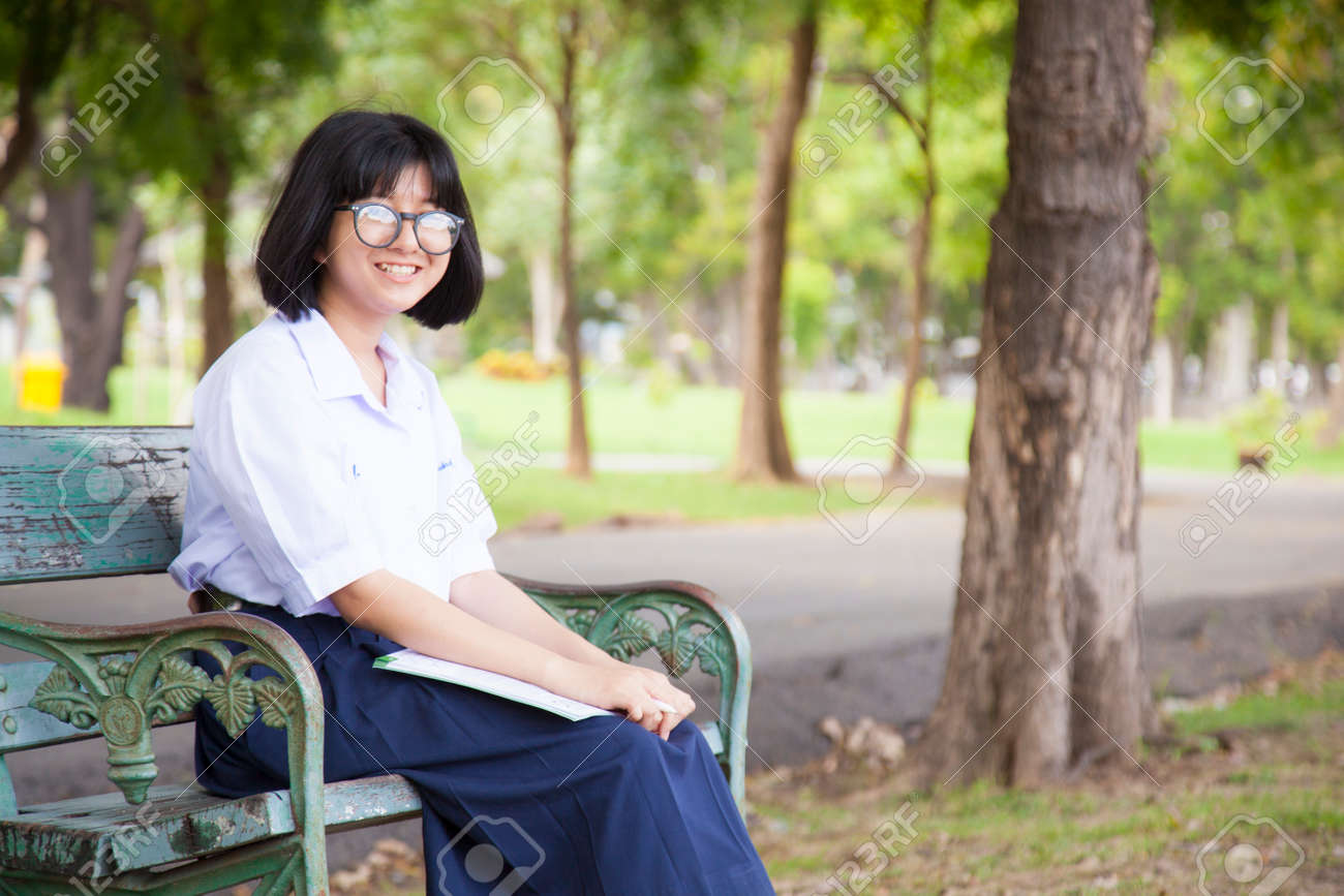 座って 本を読んでは女の子 公園のベンチに座る の写真素材 画像素材 Image 座って 本を読んでは女の子 公園のベンチに座る の写真素材 画像素材 Image