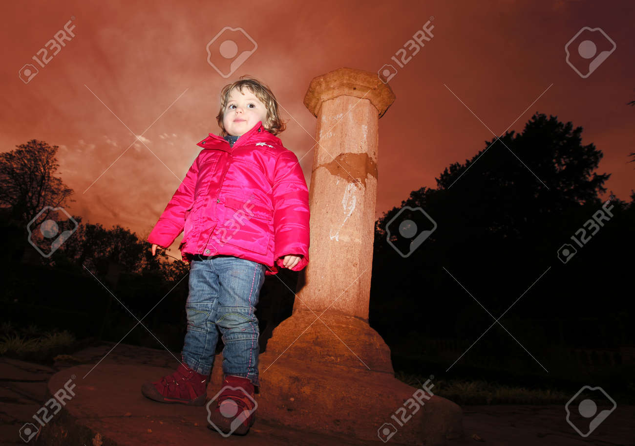 夕暮れ公園で写真のポーズかわいい女の子 の写真素材 画像素材 Image