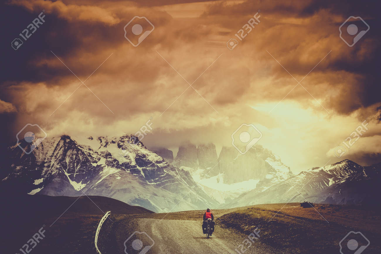 パキスタン北部シャンドゥール峠に向かって困難な山岳道路上の自転車の女性 の写真素材 画像素材 Image