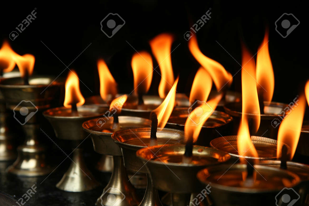 暗い神殿ネパールに燃えるメモリアル キャンドル の写真素材 画像素材 Image 47227287