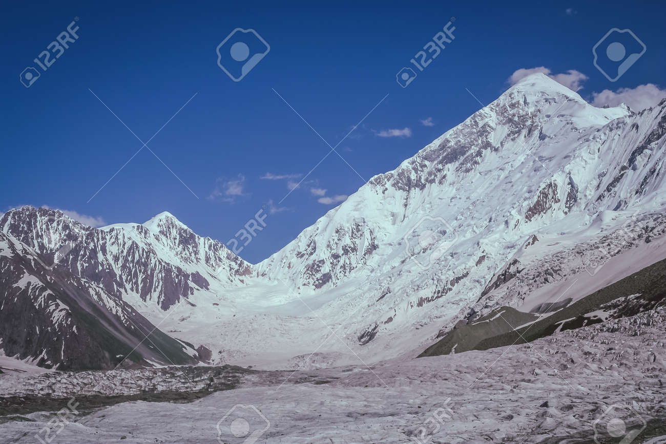 カラコルム山脈 パキスタンのラカポシ山山麓で大規模な氷河 の写真素材 画像素材 Image