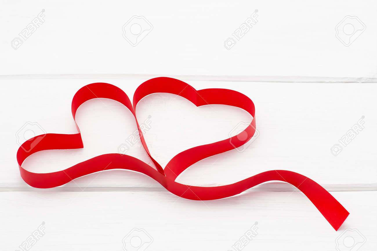 Zwei Herzen Vom Roten Band Auf Weissem Holzernem Hintergrund Liebe Hintergrund Der Draufsicht Romantischen Fur Valentinstag Geburtstag Feiertag Partei Hochzeit Lizenzfreie Fotos Bilder Und Stock Fotografie Image 70485790