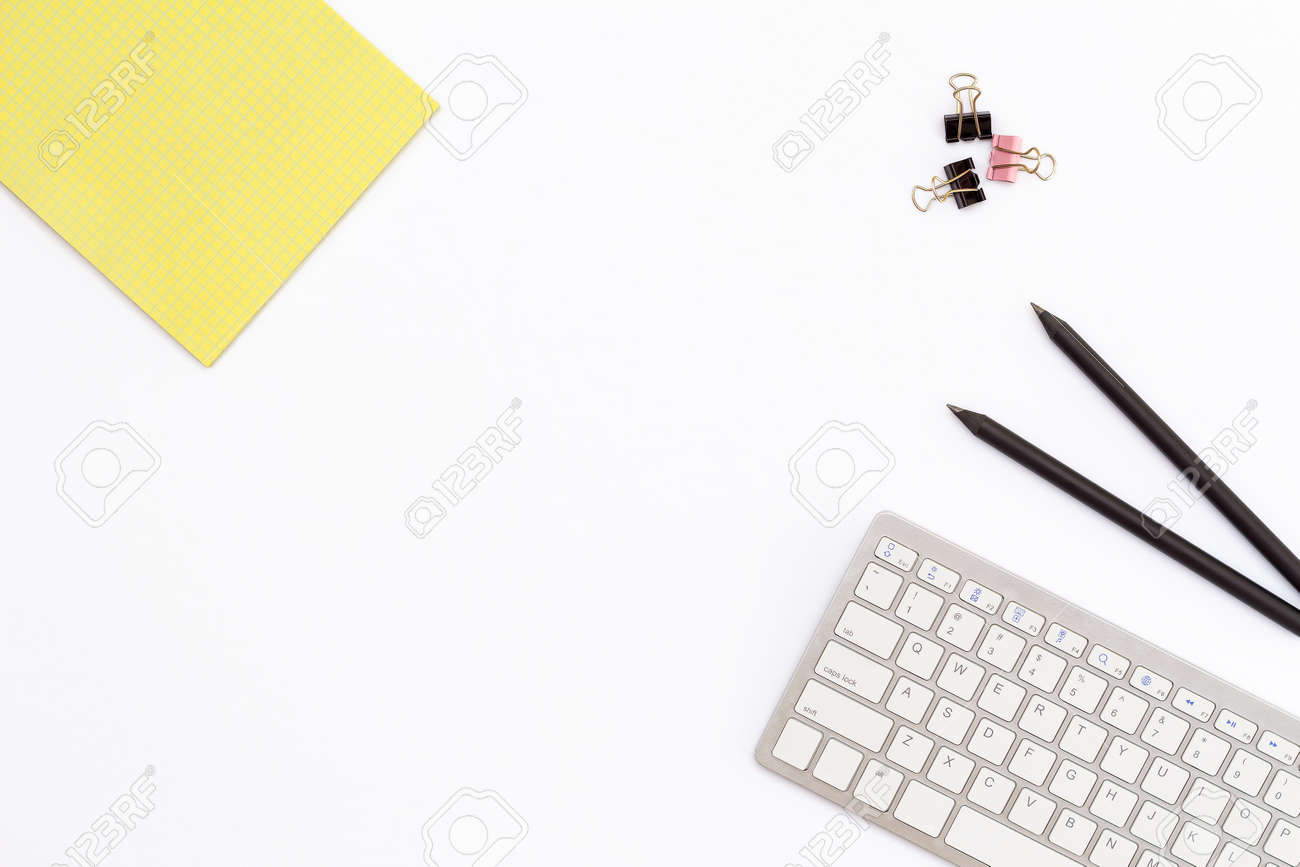 minimales büro abstrakten hintergrund gelber notizblock computertastatur schwarzer bleistift zwei und klipp für papier auf weißem hintergrund schwarzer zwei und minimales büro abstrakten hintergrund gelber notizblock computertastatur schwarzer bleistift zwei und klipp für papier auf weißem hintergrund schwarzer zwei und