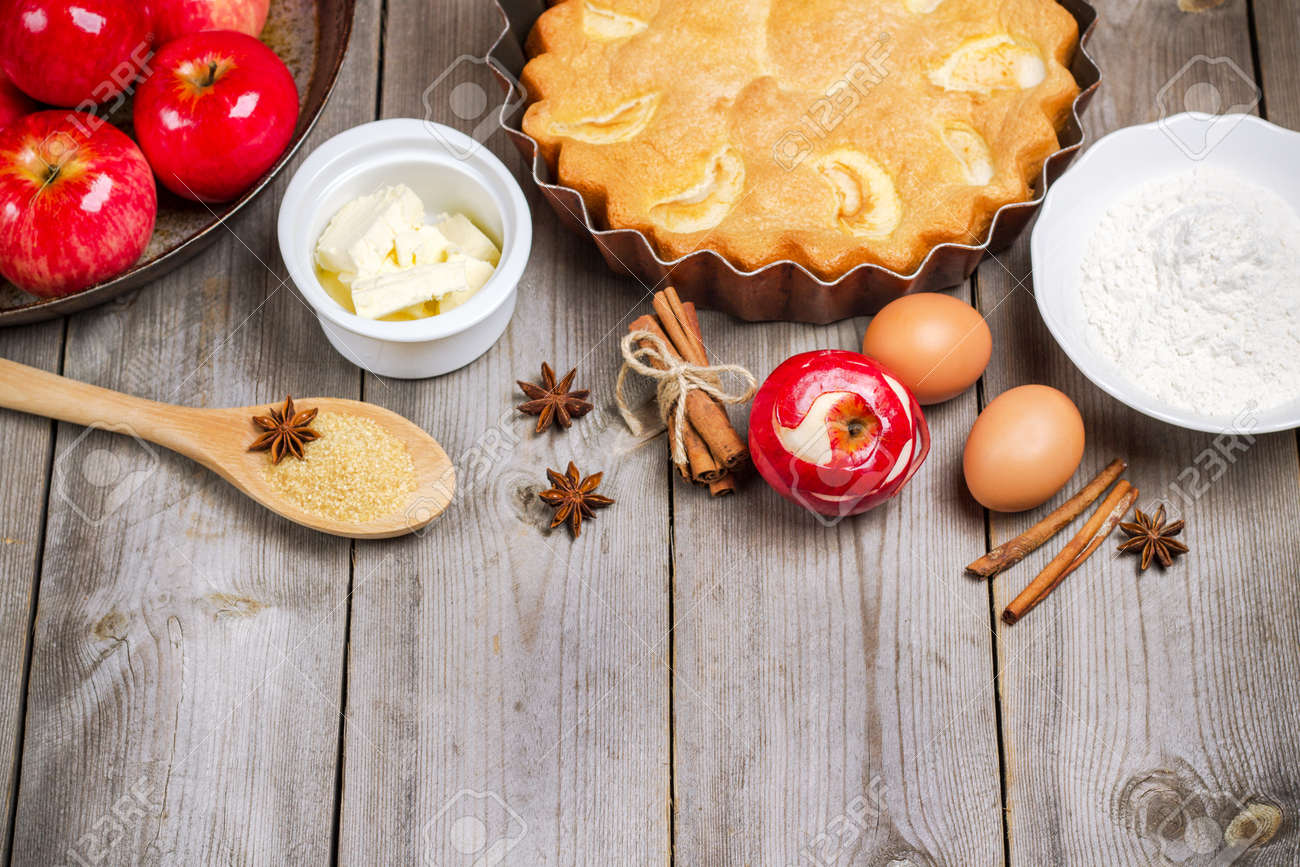 Nature Morte Nourriture Et Boisson Concept Saisonnier Ingredients Pour Tarte Aux Pommes Pomme Rouge Farine Beurre Oeufs Sucre De Canne Brun Sur Une Table En Bois Rustique Mise Au Point Selective Arriere Plan