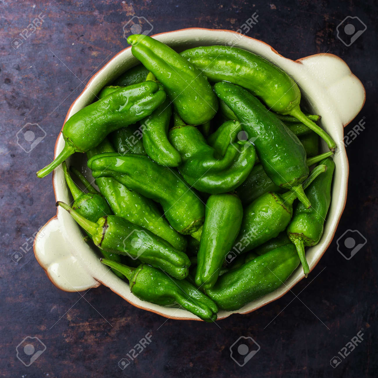 Essen Und Trinken Stillleben Launisch Konzept Rohe Grune Paprika Pimientos De Padron Mexikanische Jalapeno Traditionelle Spanische Tapas Auf Einem Schwarzen Rostigen Tisch Selektiver Fokus Draufsicht Flach Lag Kopf Lizenzfreie Fotos Bilder Und