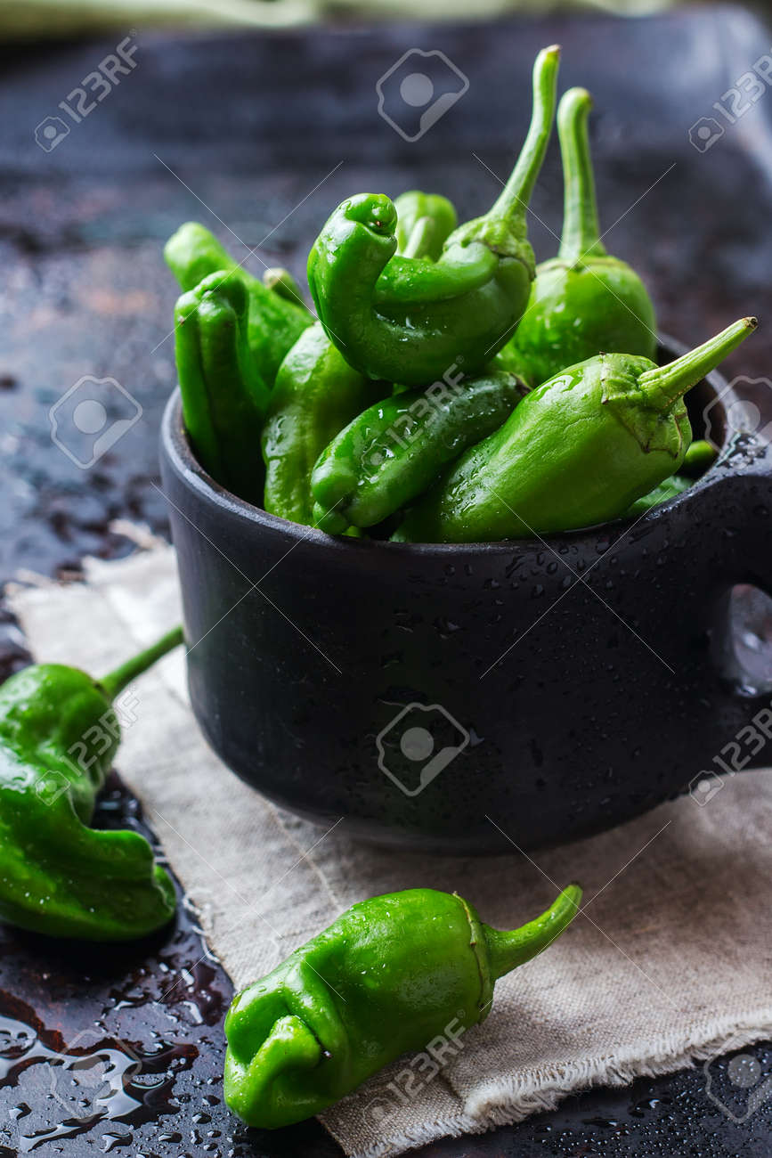 Essen Und Trinken Stillleben Launisch Konzept Rohe Grune Mexikanischer Spanischer Paprika Jalapeno Auf Einem Schwarzen Rostigen Tisch Selektiver Fokus Lizenzfreie Fotos Bilder Und Stock Fotografie Image 65125338