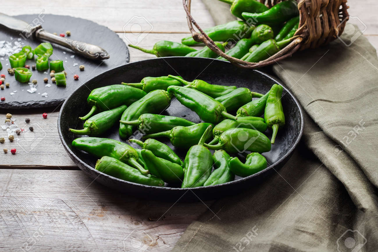 Essen Und Trinken Stillleben Launisch Konzept Rohe Grune Paprika Pimientos De Padron Mexikanische Jalapeno Traditionelle Spanische Tapas Auf Einem Holztisch Selektiver Fokus Lizenzfreie Fotos Bilder Und Stock Fotografie Image 65125343