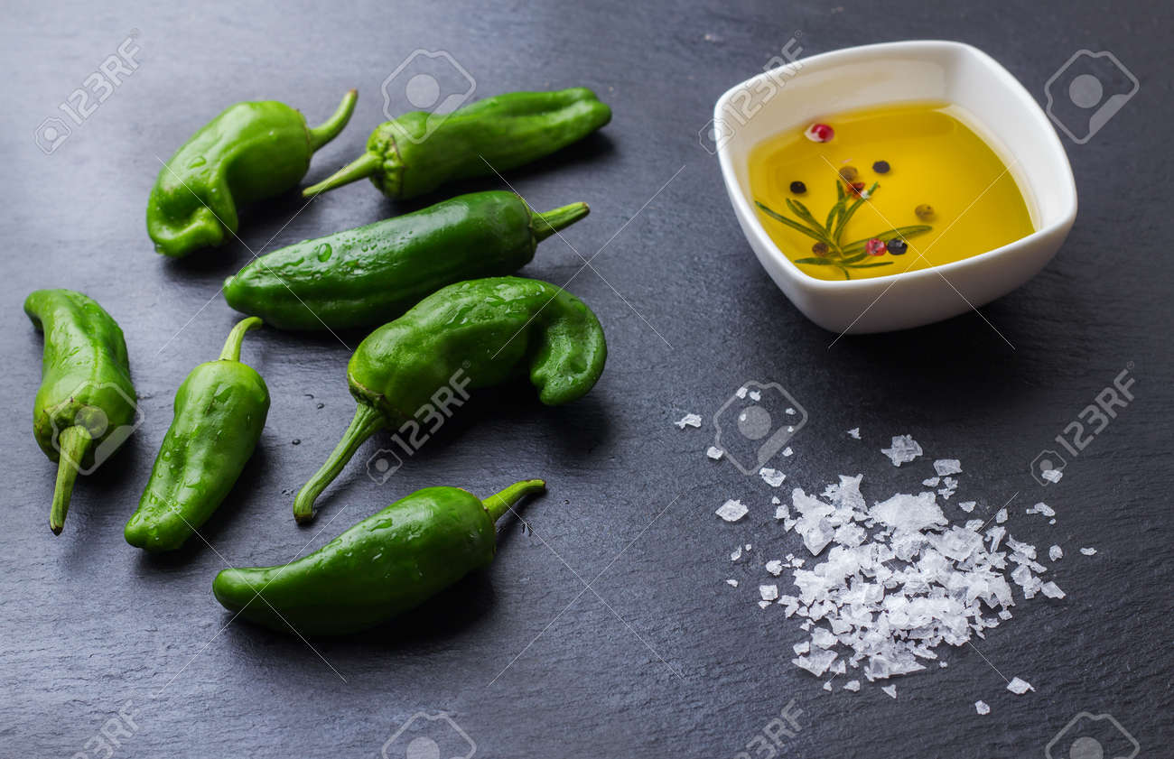 Essen Und Trinken Stillleben Launisch Konzept Rohe Grune Paprika Pimientos De Padron Mexikanische Jalapeno Spanische Tapas Olivenol Meersalz Auf Einem Holztisch Selektiver Fokus Lizenzfreie Fotos Bilder Und Stock Fotografie Image 65125315