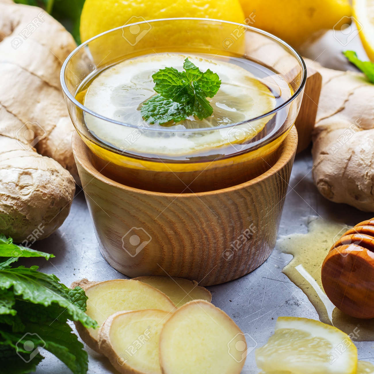 グラスにレモン ミントと蜂蜜生姜茶 風邪インフルエンザ素朴な金属製