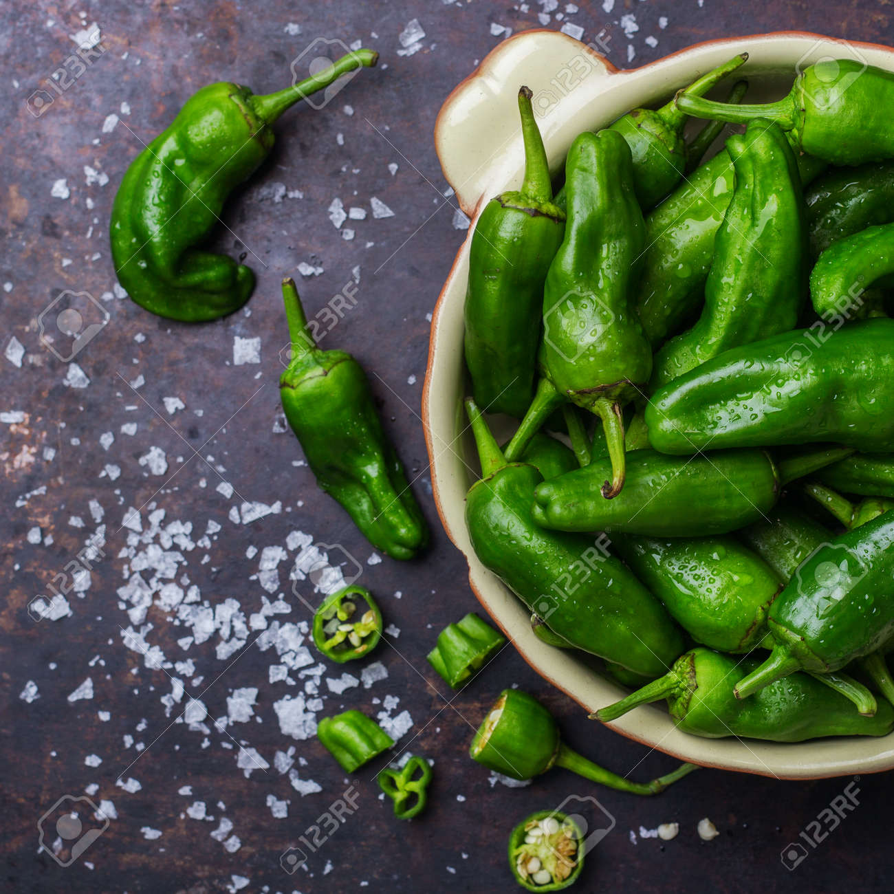 Essen Und Trinken Stilllebenkonzept Rohe Grune Paprikas Pimientos De Padron Mexikanische Jalapeno Traditionelle Spanische Tapas Auf Einer Tabelle Geringe Tiefenscharfe Draufsicht Flach Legen Overhead Lizenzfreie Fotos Bilder Und Stock Fotografie