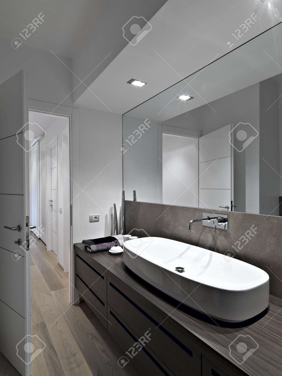 モダンなバスルームの洗面台 の写真素材 画像素材 Image