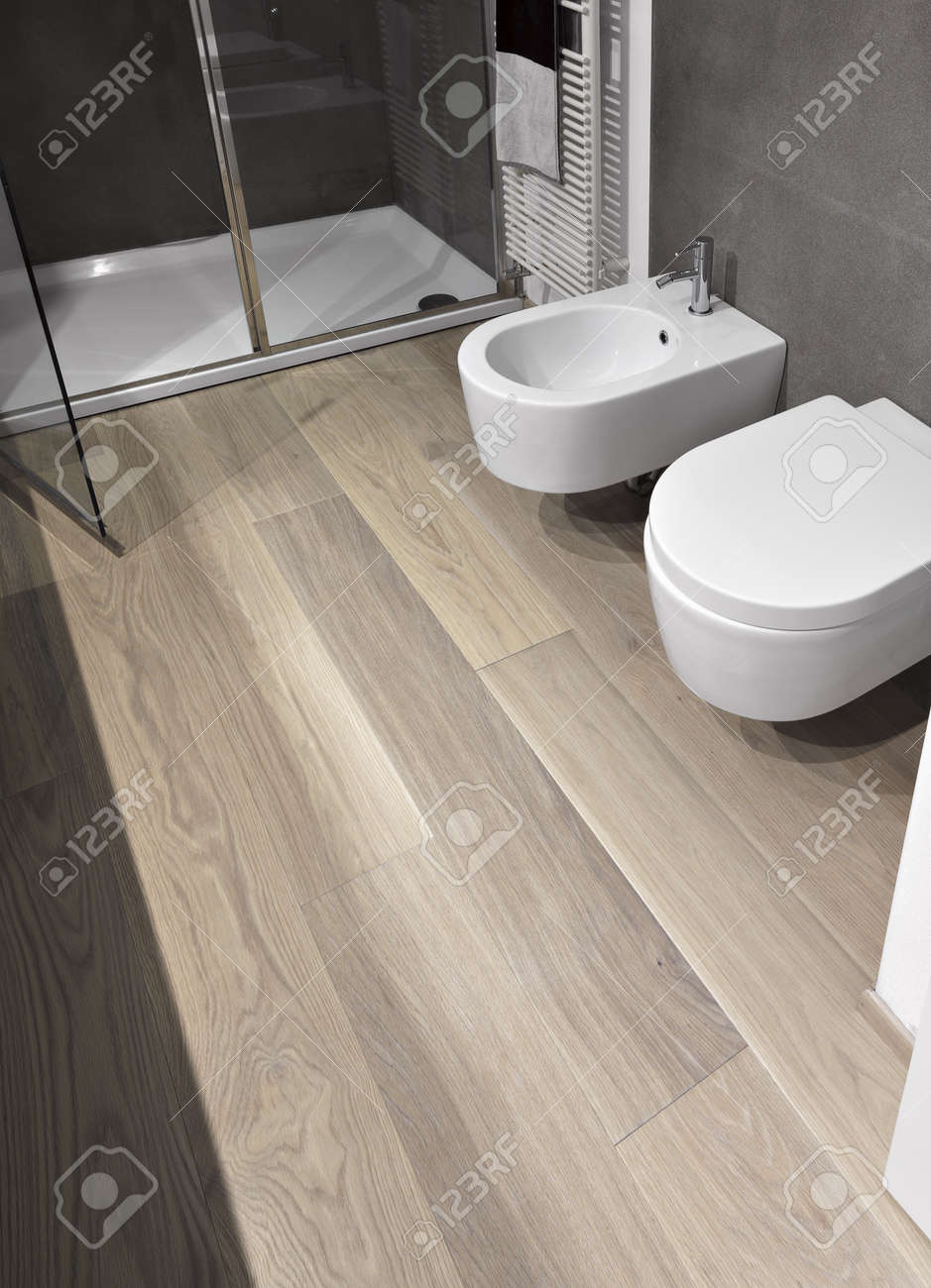 Sanitaria in un bagno moderno con pavimento in legno foto royalty ... Pavimenti per bagni moderni