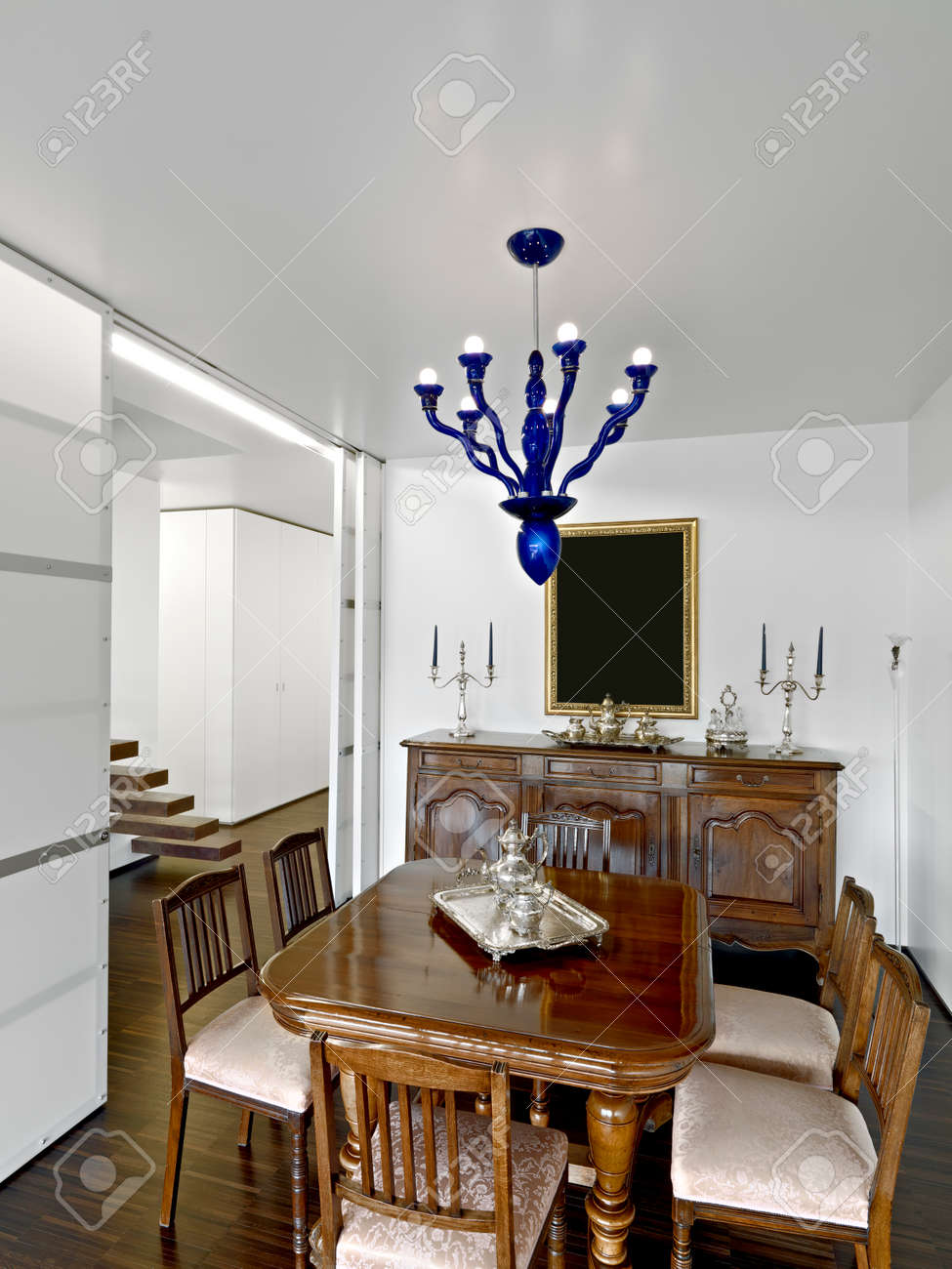 Dinin 古代のテーブルと椅子とガラスのシャンデリアと家具付きの部屋のインテリア の写真素材 画像素材 Image