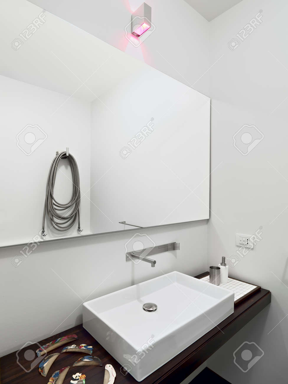 洗面台とモダンな Bahtroom で大きな鏡の詳細 の写真素材 画像素材 Image