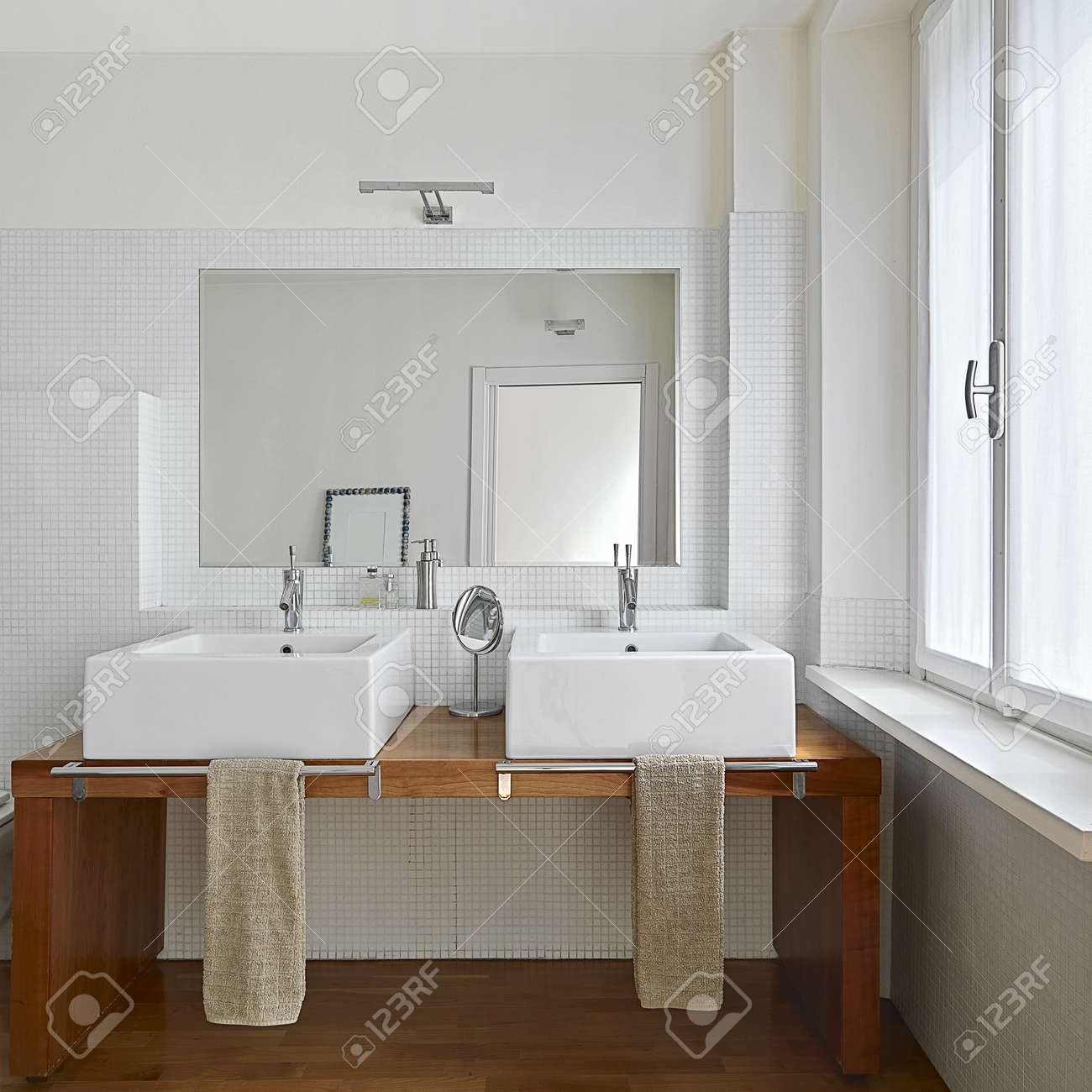 Vista Del Interior Del Cuarto De Baño Moderno Con Dos Lavamanos Y ... Vista Del Interior Del Cuarto De Baño Moderno Con Dos Lavamanos Y ...