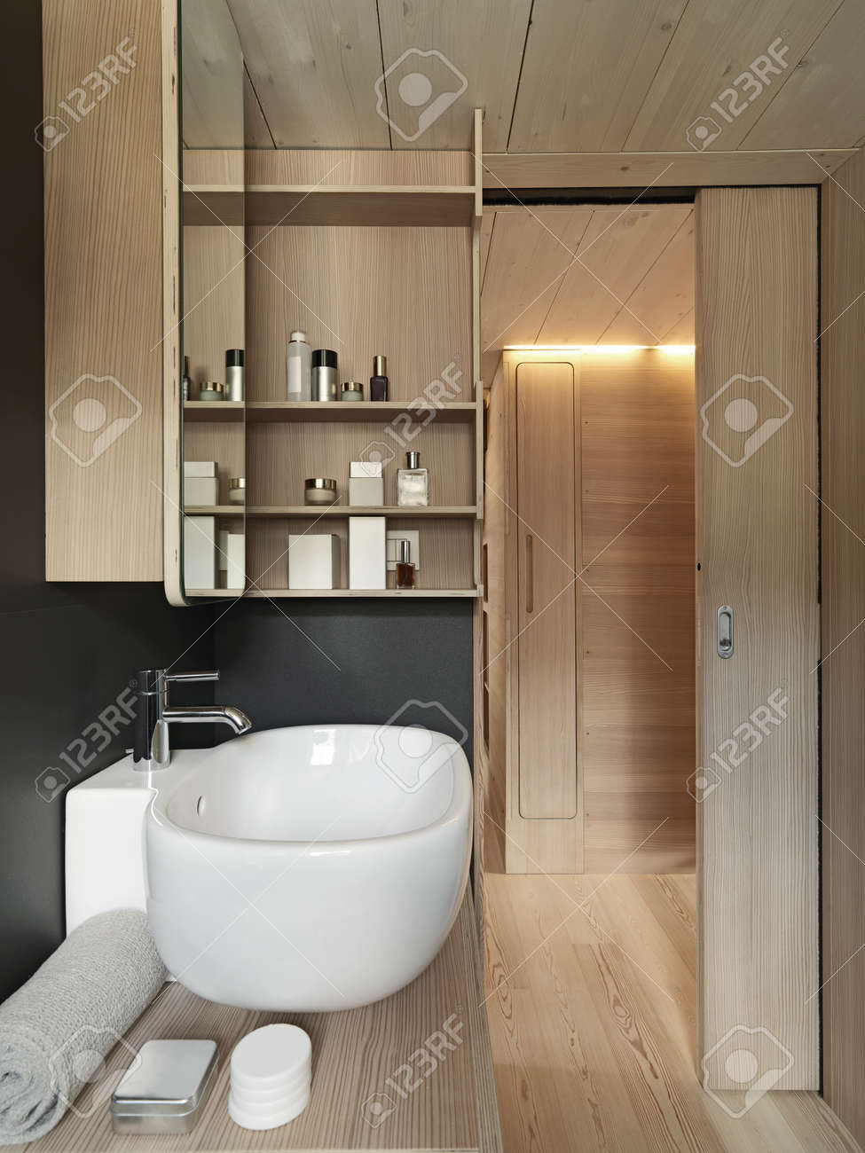 archivio fotografico stretta di lavabo in un bagno moderno con il legno porta scorrevole e pannelli di legno