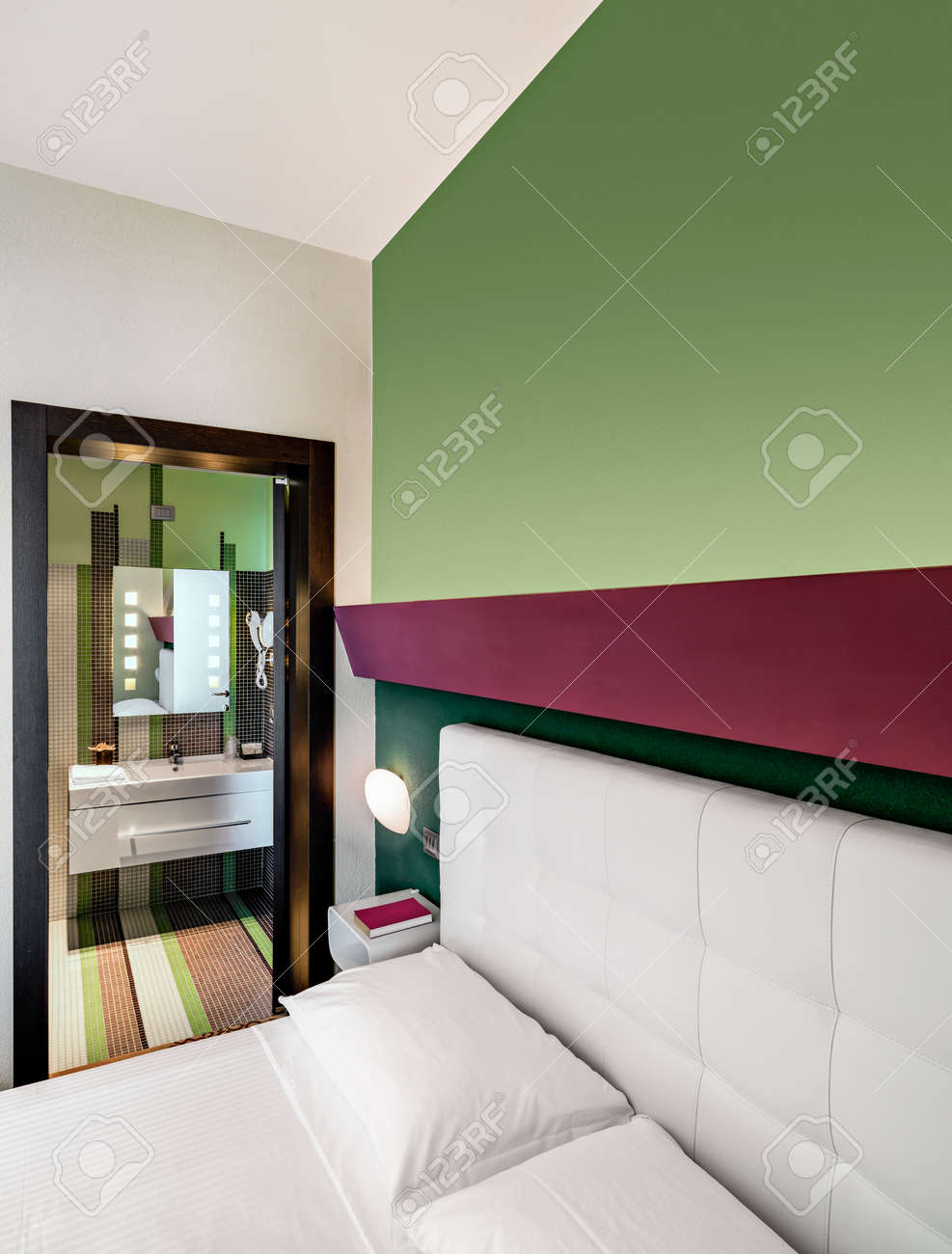 Vista Interna Di Una Camera Da Letto Moderna Per Hotel In Primo ... Vista Interna Di Una Camera Da Letto Moderna Per Hotel In Primo ...