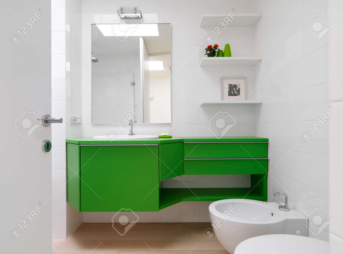 archivio fotografico bagno moderno con mobili colorati e pavimento in legno