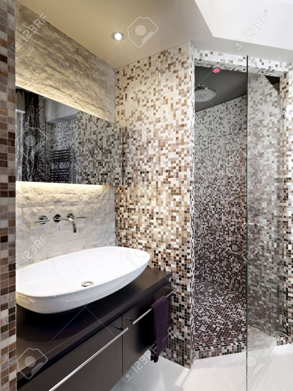 mosaico bagno dettaglio del lavandino in un bagno moderno con box doccia in muratura rivestita