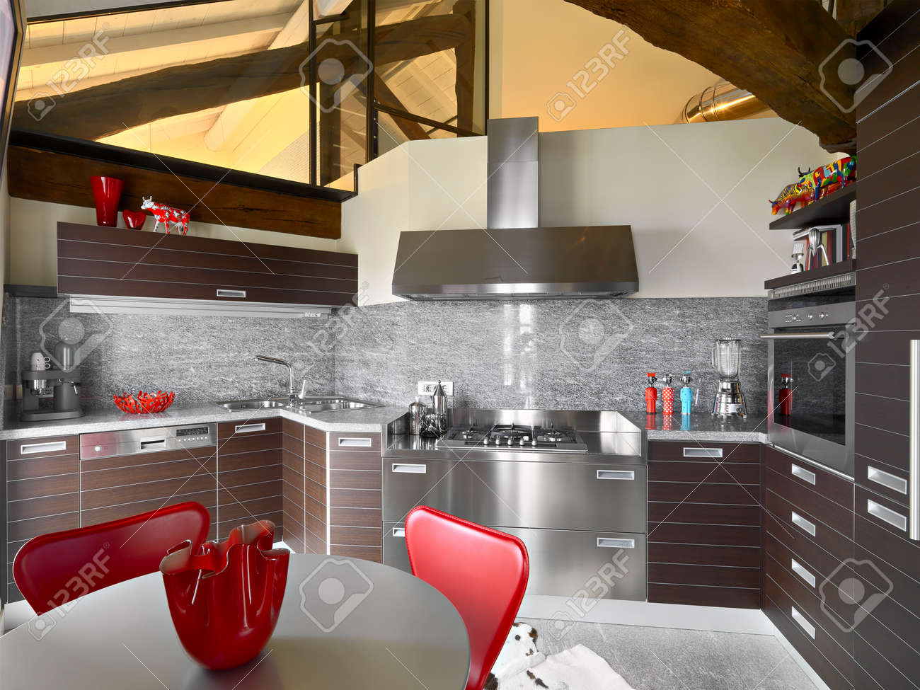 Vue De L\'intérieur D\'une Cuisine Moderne Dans La Chambre Mansardée ... Vue De L\'intérieur D\'une Cuisine Moderne Dans La Chambre Mansardée ...