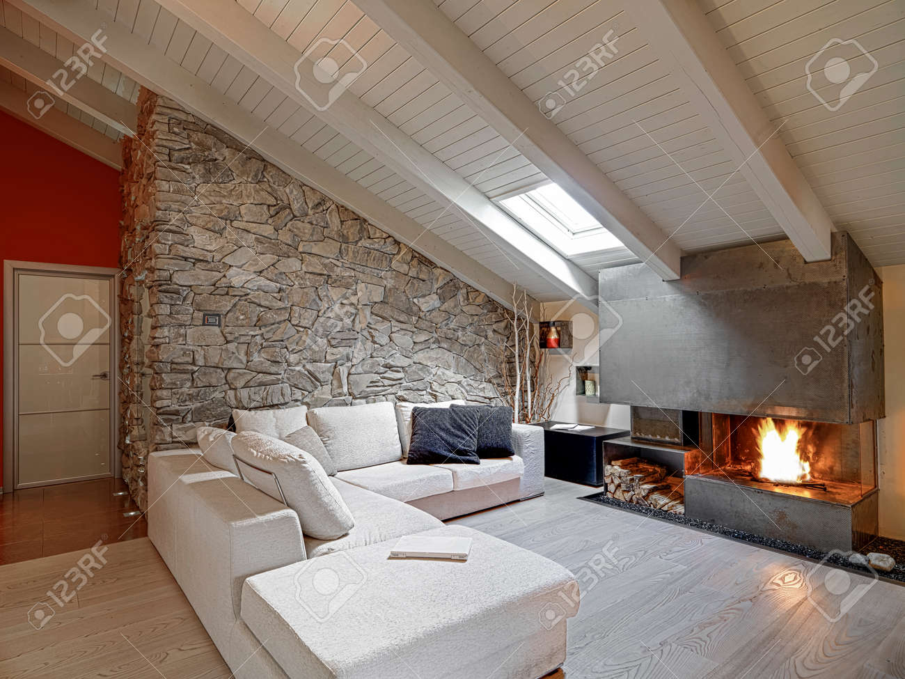 Salon Moderne Avec Cheminée Dans Le Grenier Et Avec Plancher De Bois ... Salon Moderne Avec Cheminée Dans Le Grenier Et Avec Plancher De Bois ...