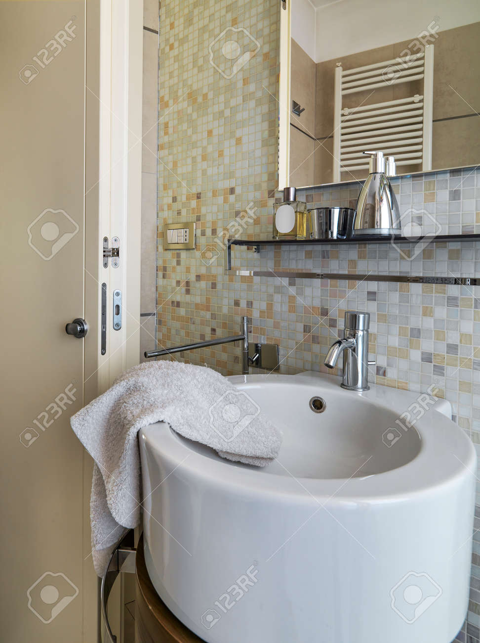 Vordergrund Eines Modernen Runden Waschbecken Im Modernen Badezimmer ... Vordergrund Eines Modernen Runden Waschbecken Im Modernen Badezimmer ...