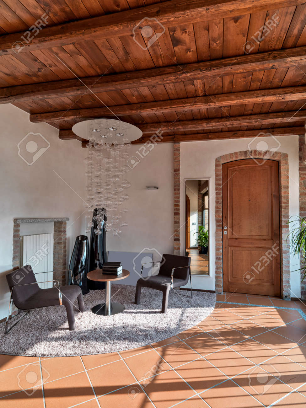 革張りのアームチェアとタイルの床と木の天井のリビング ルームのテーブル の写真素材 画像素材 Image 4950