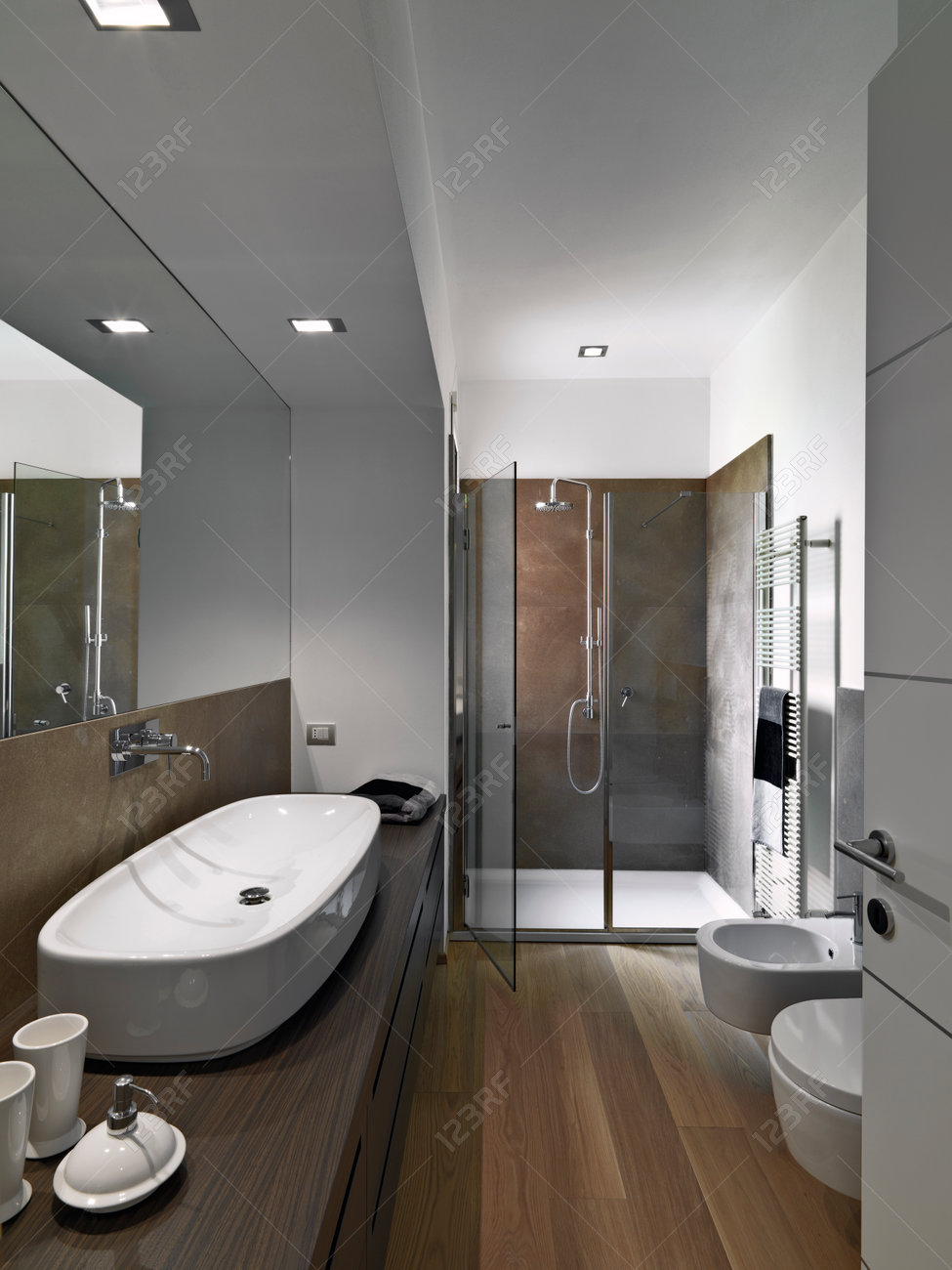 Scatti interni di un bagno moderno il cui pavimento è in legno in ... Box doccia in legno