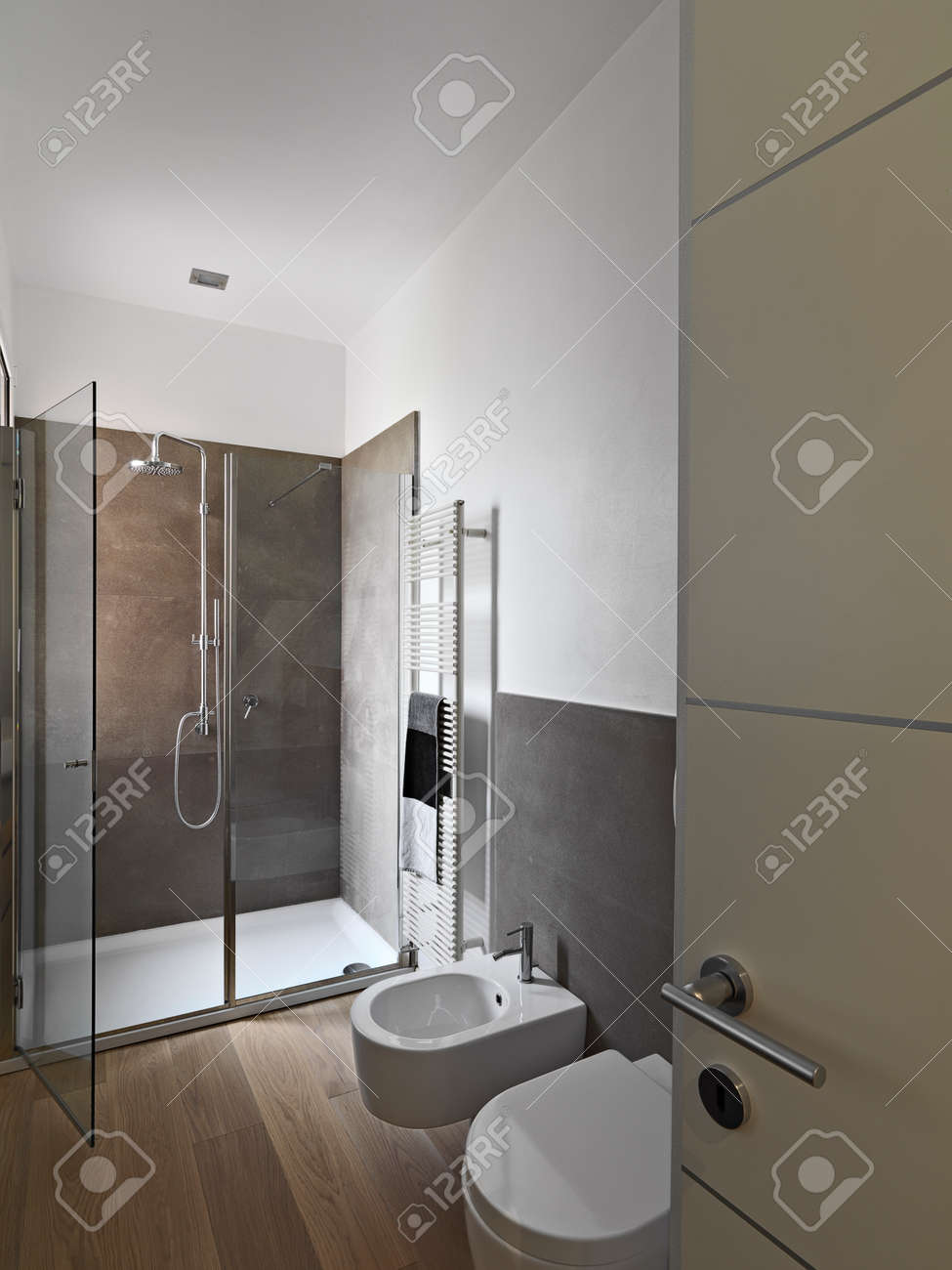 Colpi interni di una bahtroom moderna con box doccia in vetro e ... Box doccia in legno