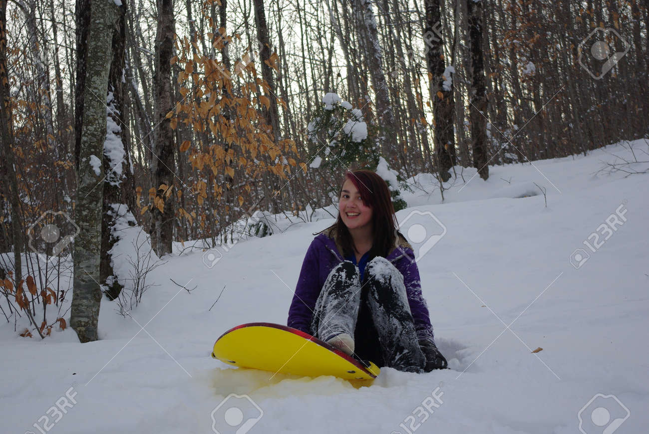 彼女のそりで雪の中で十代の少女 の写真素材 画像素材 Image