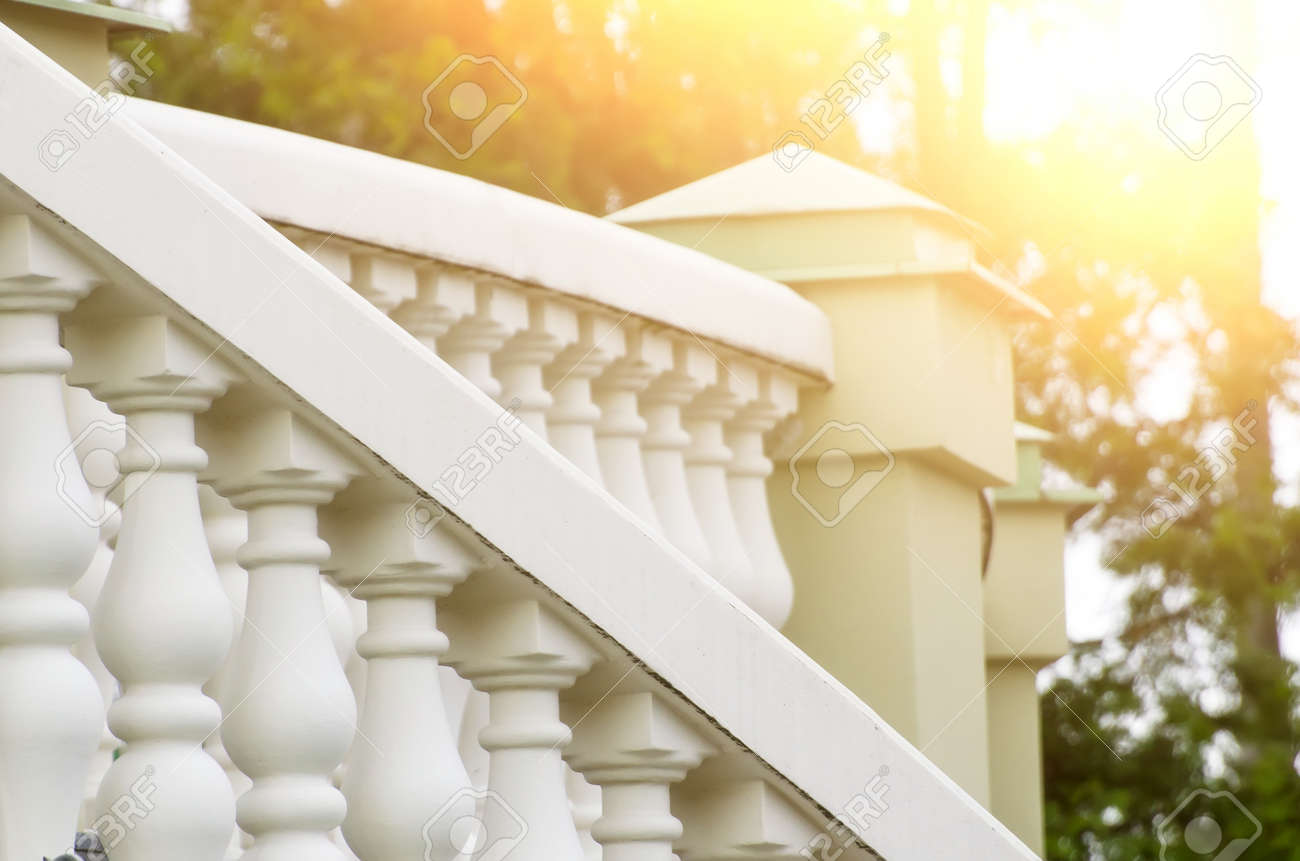 装飾的な石の手すり階段 白い光 の写真素材 画像素材 Image