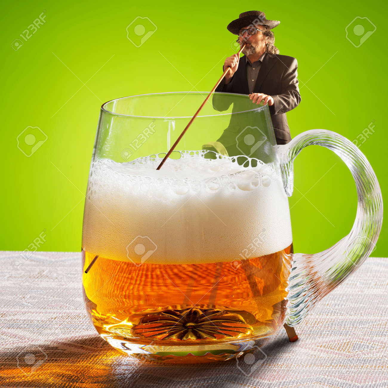 Buveur Boit De La Biere Avec Une Paille Banque D Images Et Photos Libres De Droits Image 49334651